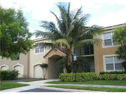 BEAUTIFUL 1 BEDROOM UNIT ON THE SECOND FLOOR.THE CONDO HAS CROWN MOLDINGS, VAULTED CEILINGS, HUGE WALK-IN CLOSET, KNOCK DOWN TEXTURED WALLS. THIS WONDERFUL 1 BEDROOM HAS LAMINATE WOOD THROUGHOUT AND A GREAT GOLF COURSE VIEW. THIS GATED COMMUNITY FEATURES A POOL, GYM, TOT LOT, A LAKE, A CLUBHOUSE AND A TENNIS COURT. THE PROPERTY IS CONVENIENTLY LOCATED TO MAJOR HIGHWAYS, SHOPPING, RESTAURANTS AND DOWNTOWN DELRAY BEACH. UNIT CAN BE RENTED WITH A GARAGE FOR AN EXTRA $50.00.