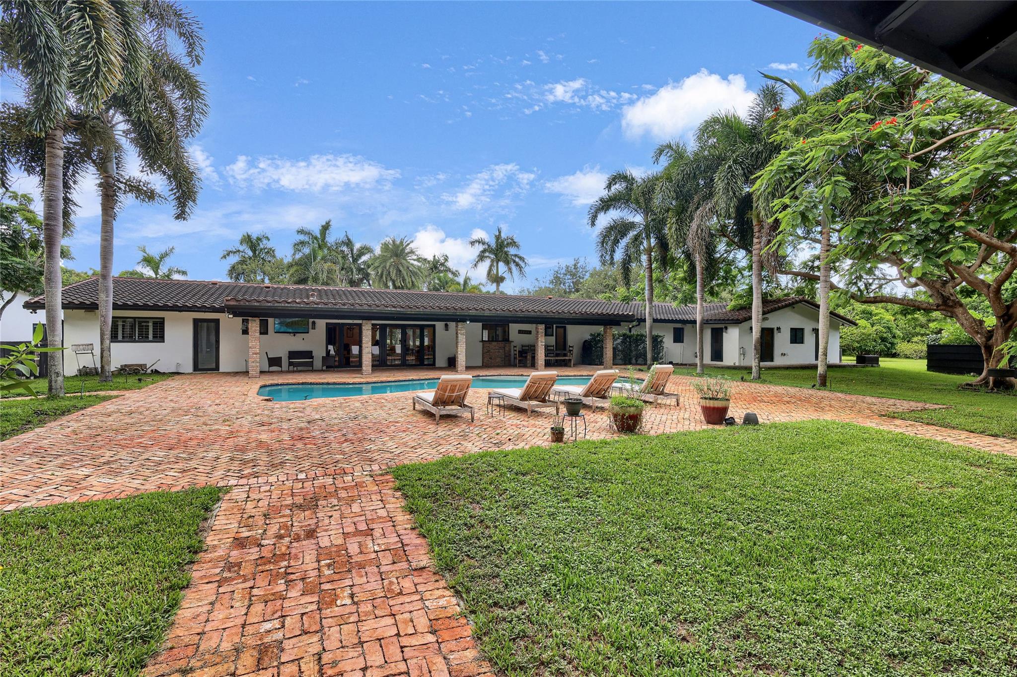 EVERGLADES SUGAR & LAND - Residential Lease