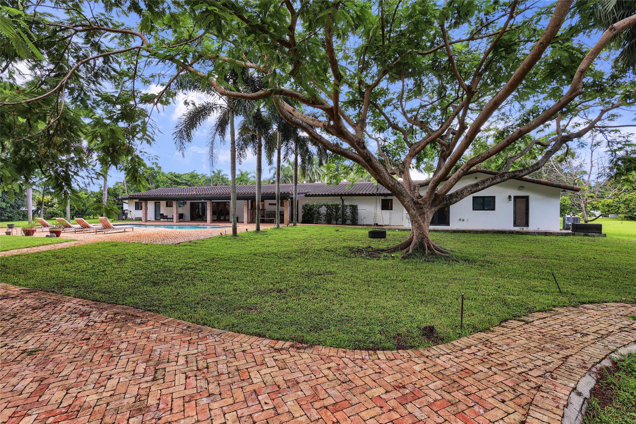 EVERGLADES SUGAR & LAND - Residential Lease