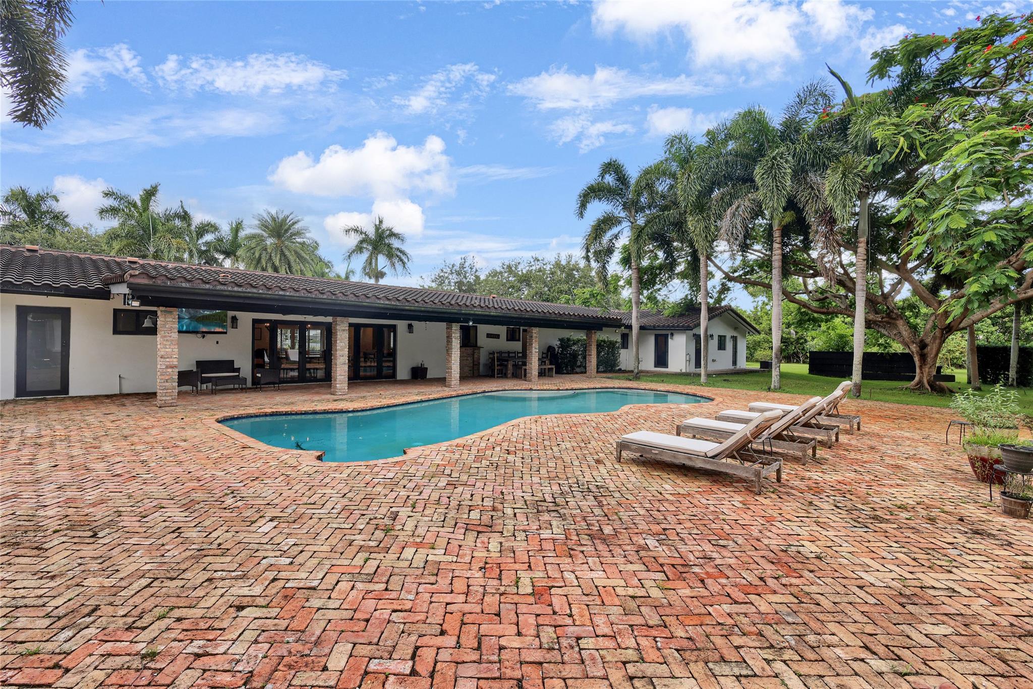 EVERGLADES SUGAR & LAND - Residential Lease