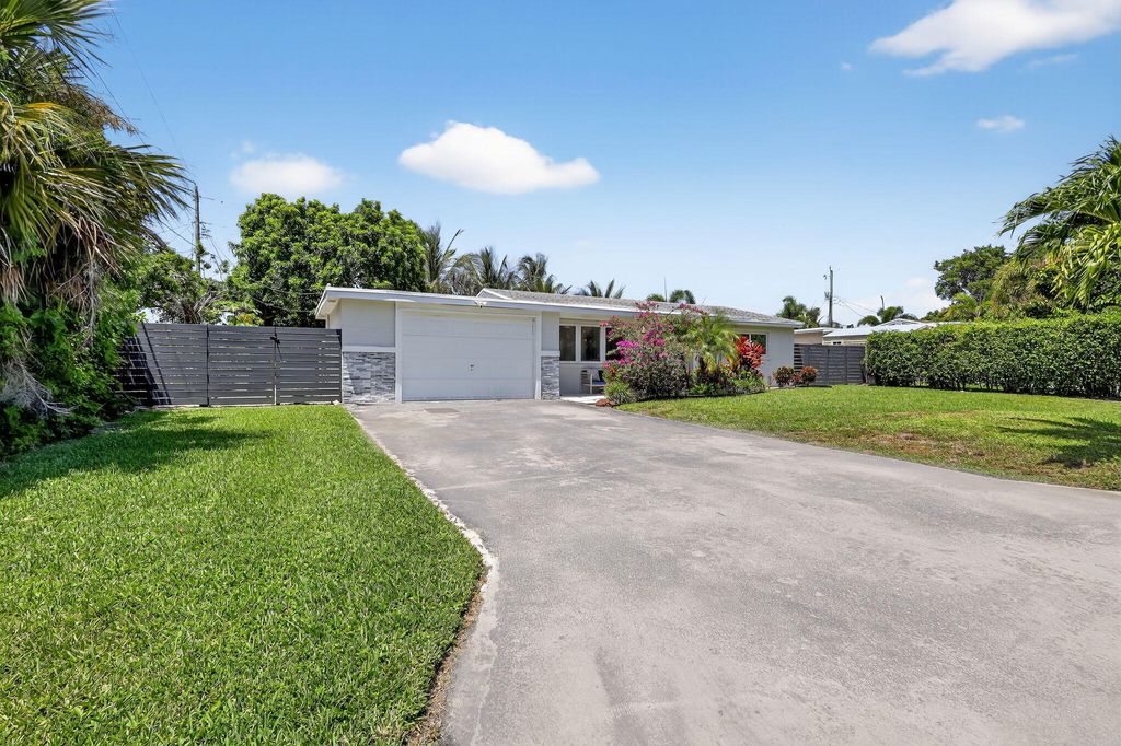 Photo of 153 SE 30th Avenue, Boynton Beach, FL 33435 (MLS # B26014452)