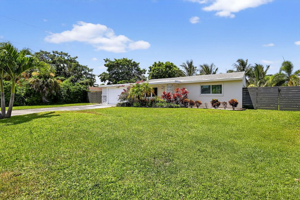 Photo of 153 SE 30th Avenue, Boynton Beach, FL 33435 (MLS # B26014452)