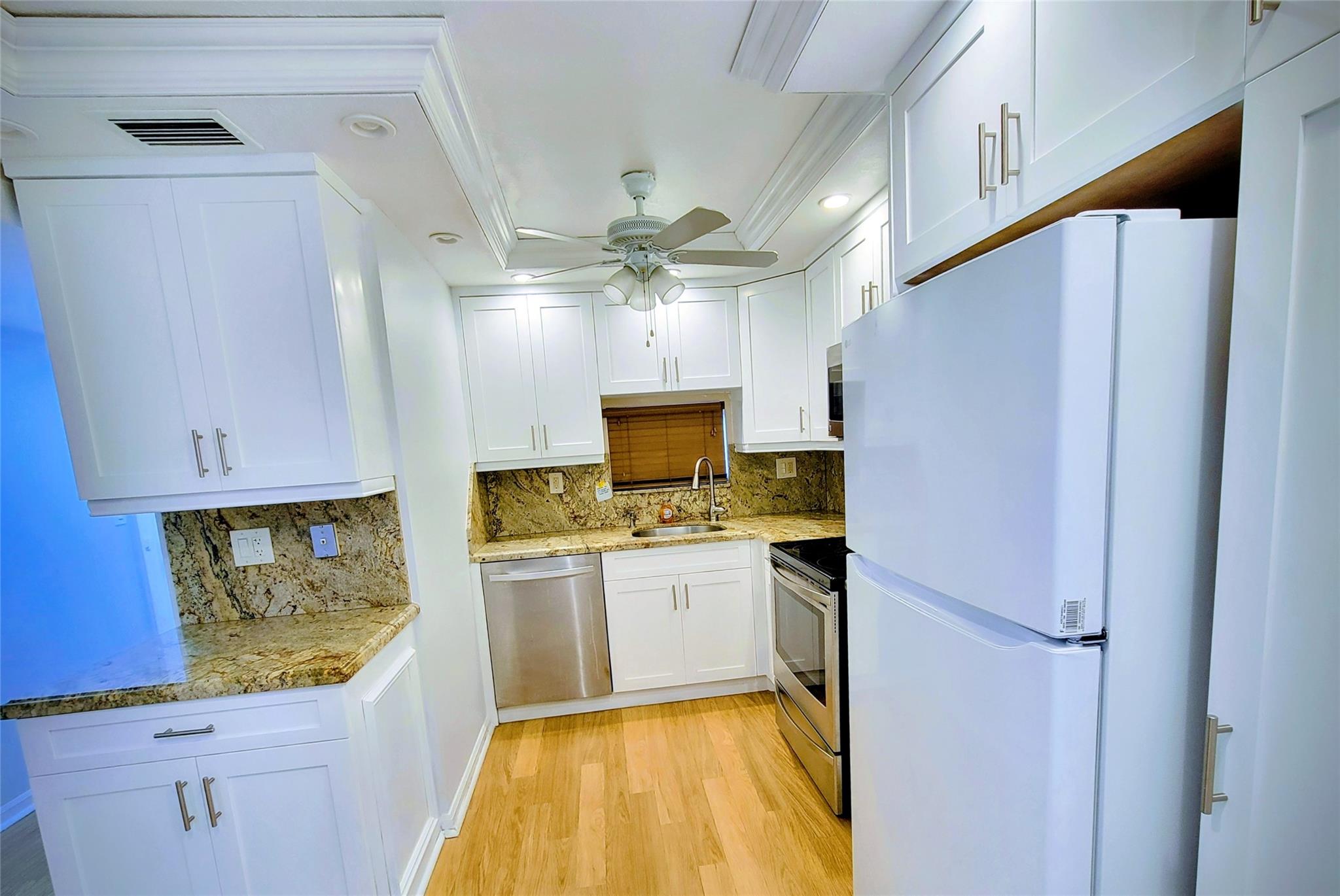 HOLLYBROOK GOLF AND - Residential Lease