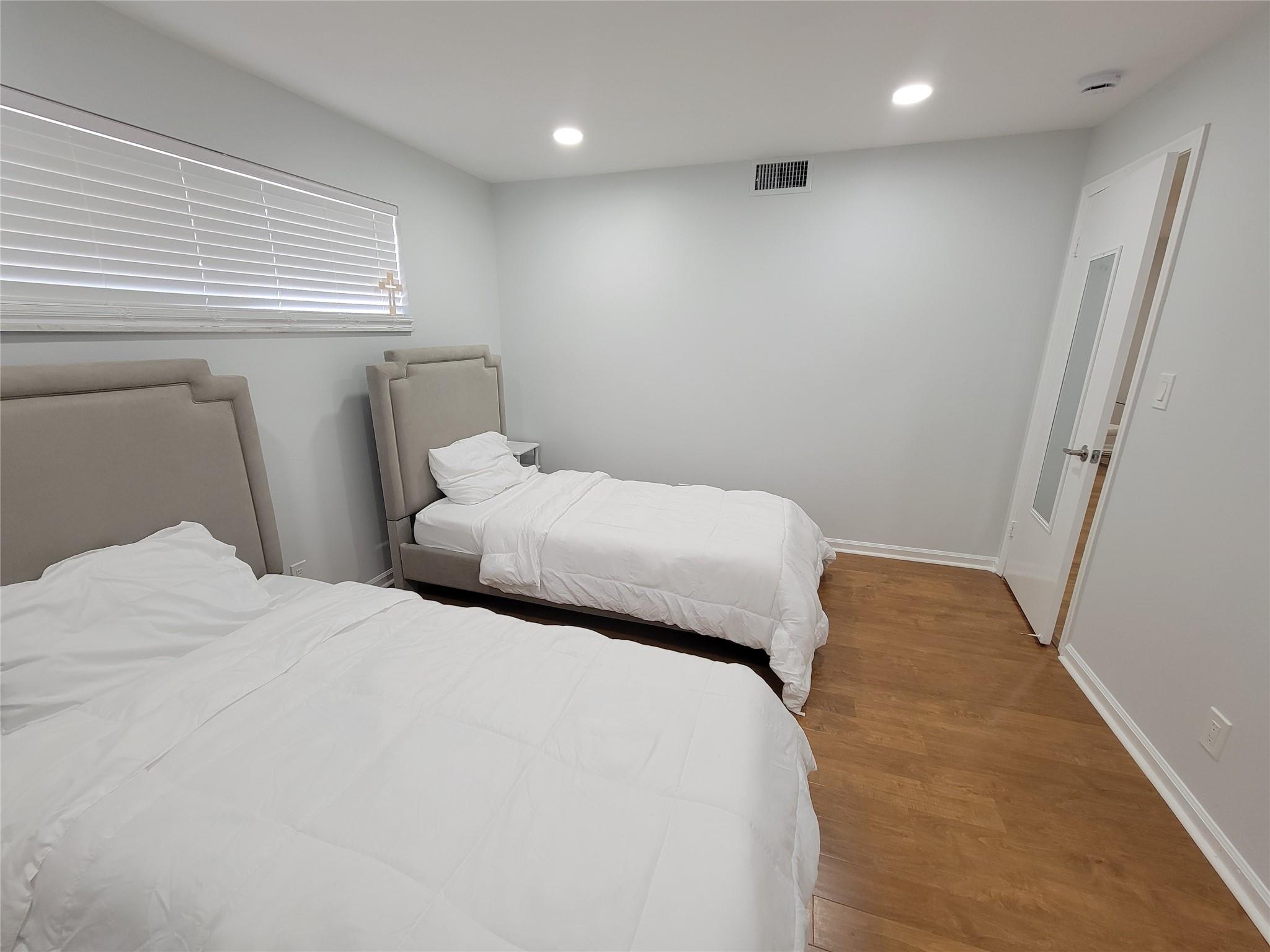 HOLLYBROOK GOLF AND - Residential Lease