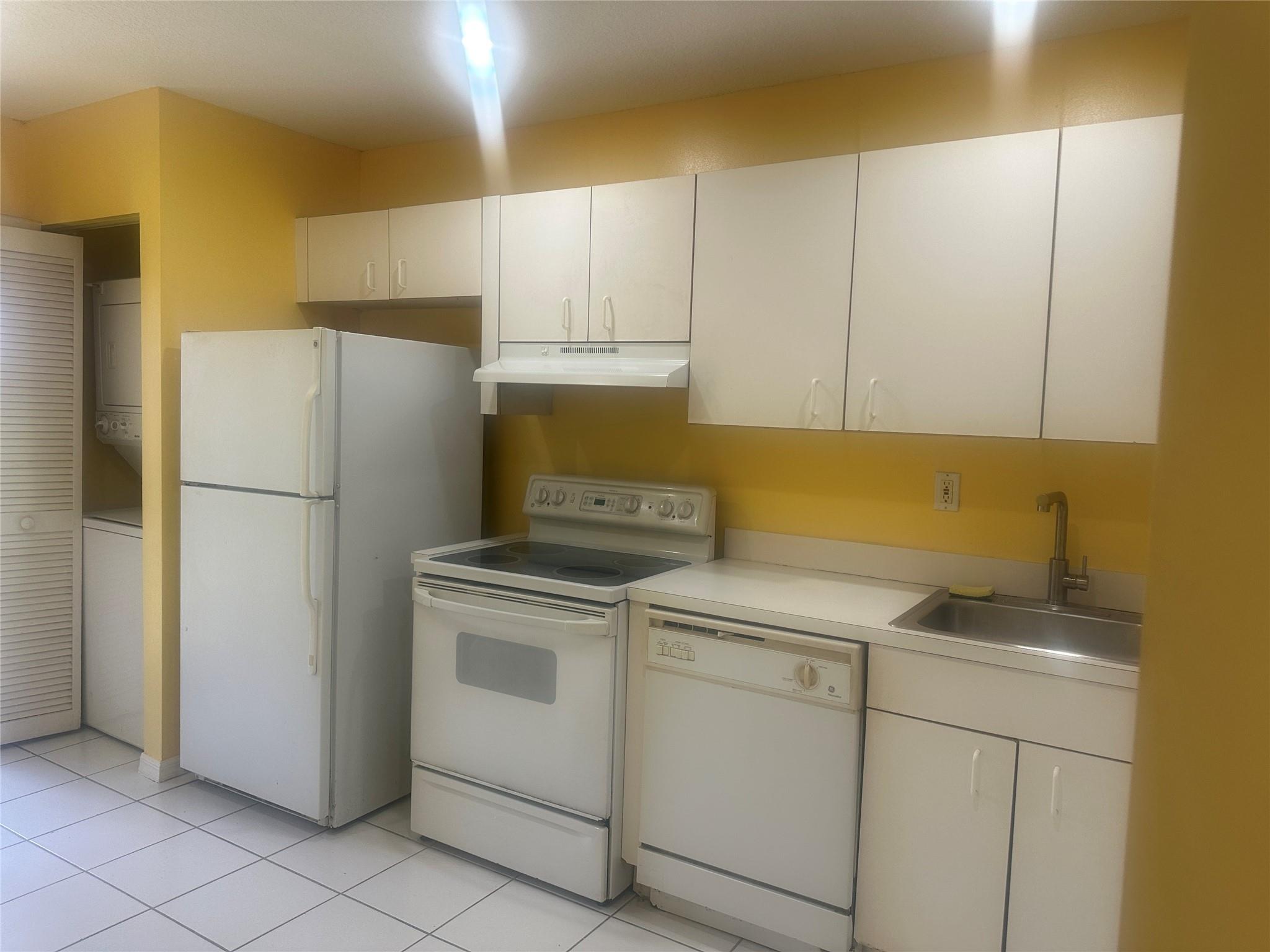 LESLIE ESTS SEC SIX - Residential Lease