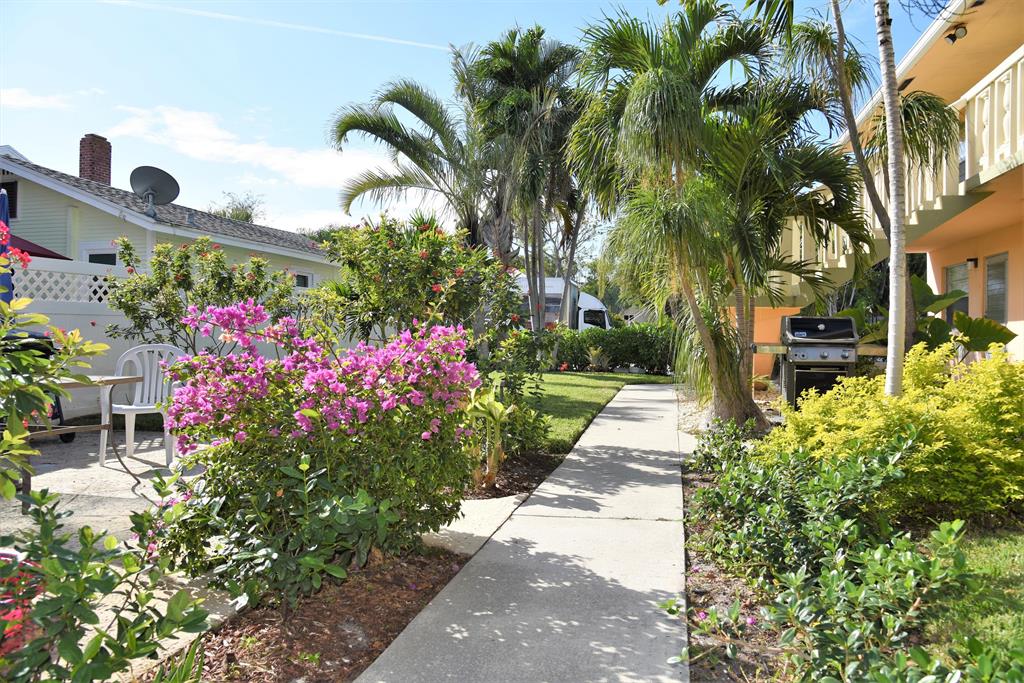 HOVIANNA XII COND DECL FILED 11-25-80 - Residential Lease