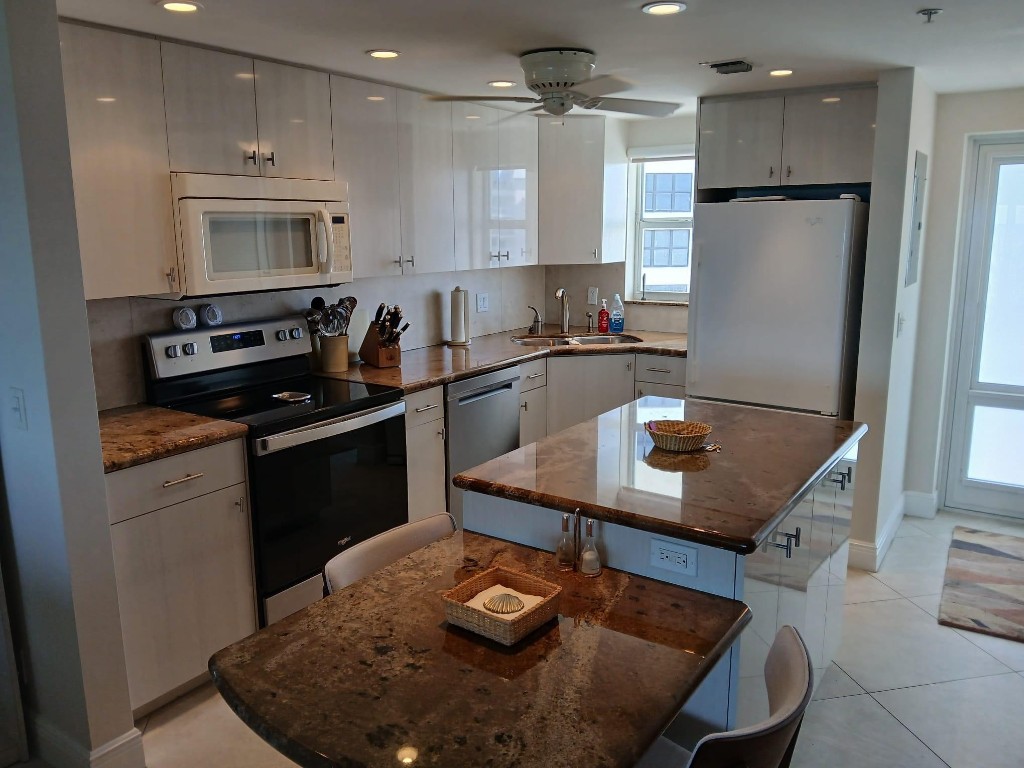 PENTHOUSE TOWERS CONDO - Residential Lease