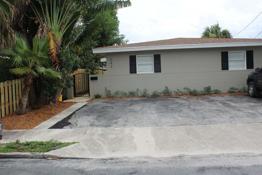 Photo of 240 Wenonah Place #242, West Palm Beach, FL 33405 (MLS # R10868962)