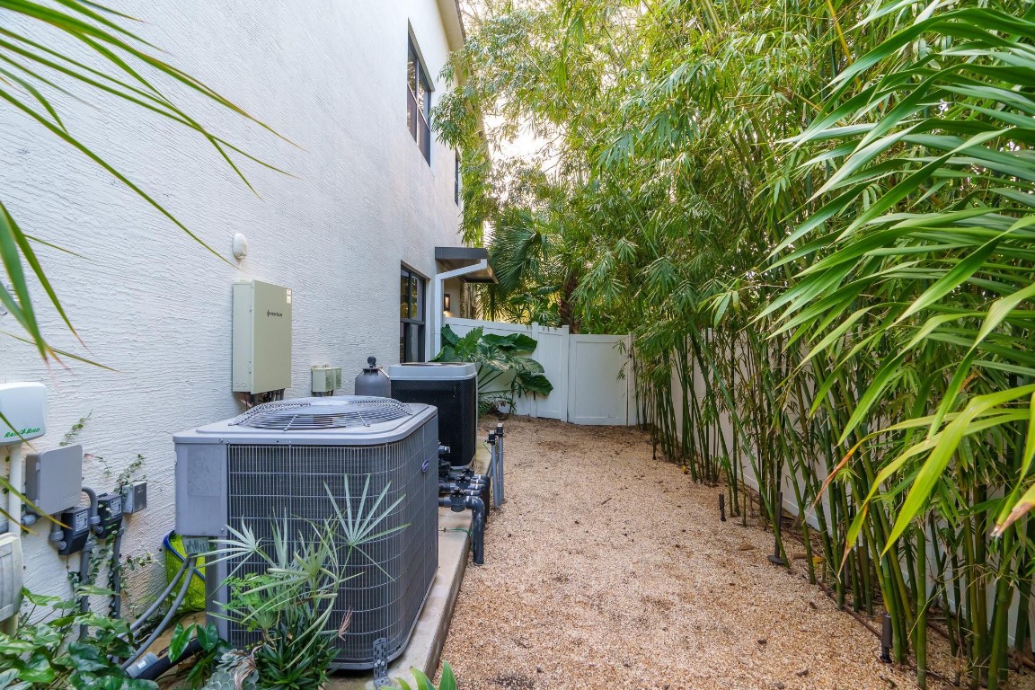 CROISSANT PARK TOWN HOMES - Residential