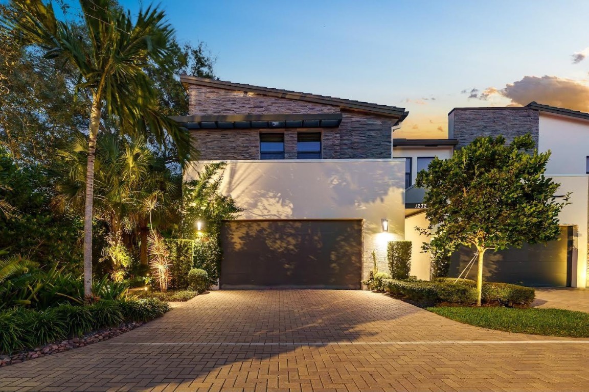 CROISSANT PARK TOWN HOMES - Residential
