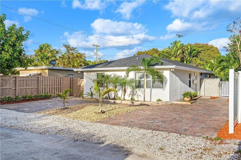 Photo of 1306 NE 14th Avenue #2, Fort Lauderdale, FL 33304 (MLS # F10498352)