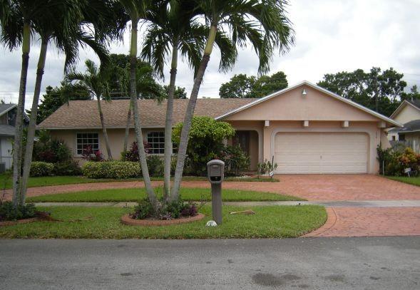 Large move-in ready home. Upgraded kitchen with granite counter top and stainless steel appliances. Maintained neighborhood. No HOA, close to shopping and schools. Easy access to highway.