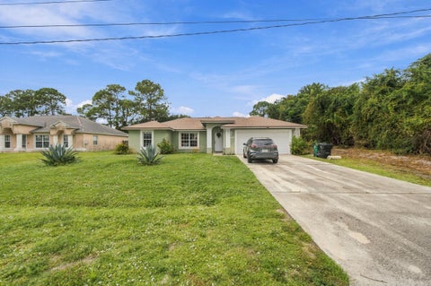 Photo of 325 SE THORNHILL Drive, Port Saint Lucie, FL 34983 (MLS # B26090066)