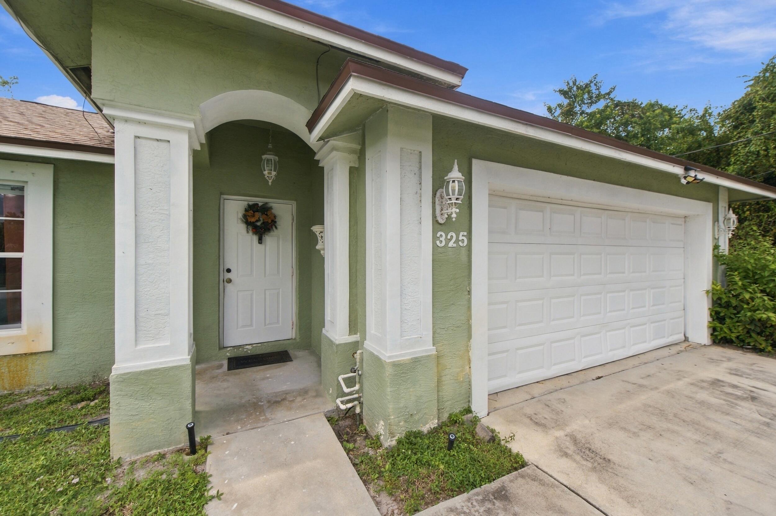 325 SE THORNHILL Drive