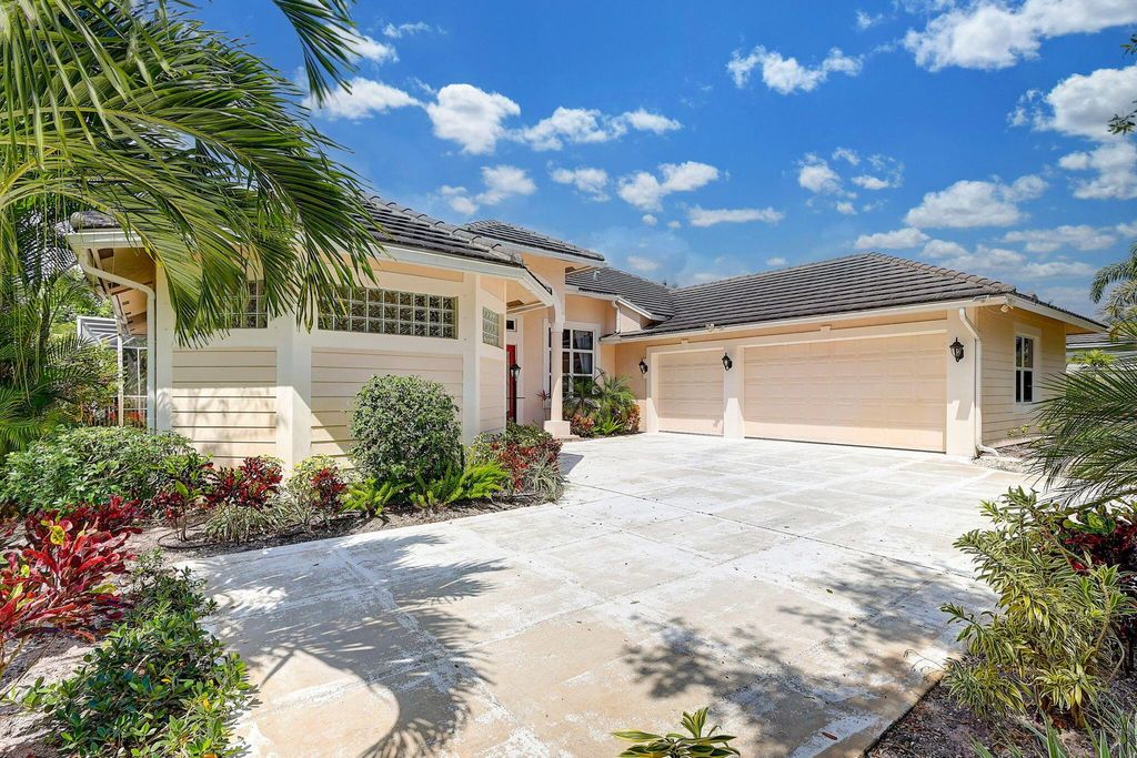 Photo of 18310 SE Ridgeview Court, Jupiter, FL 33469 (MLS # R10973530)