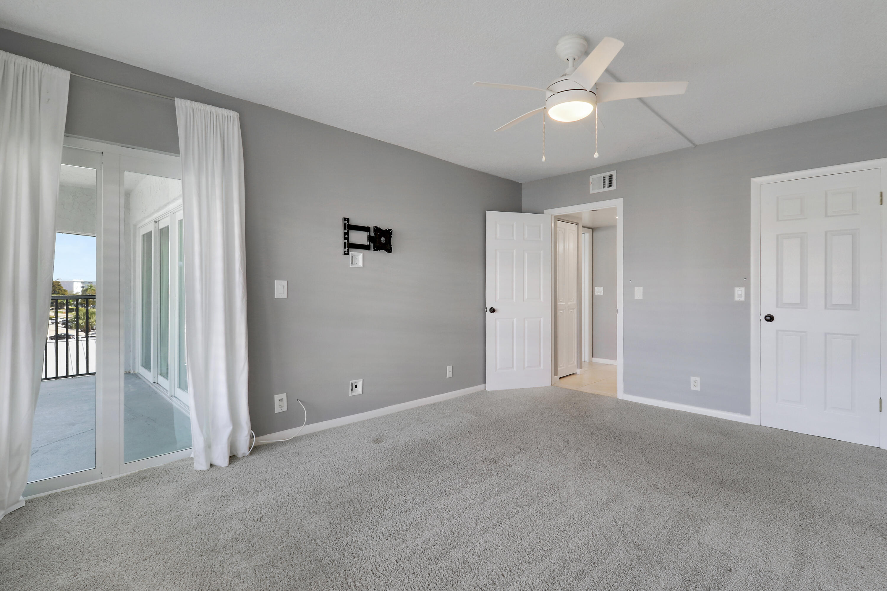 SHUTTERS CONDO - Residential