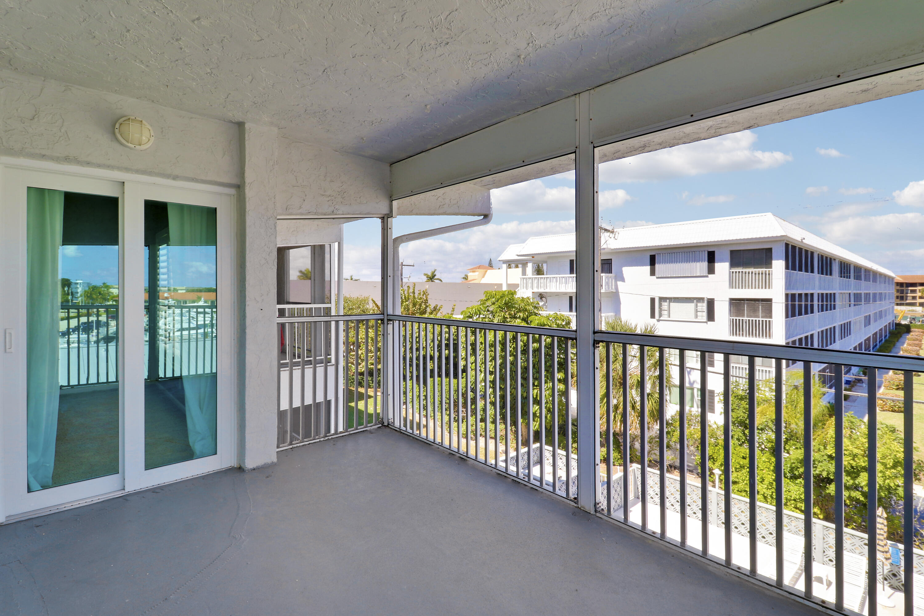 SHUTTERS CONDO - Residential