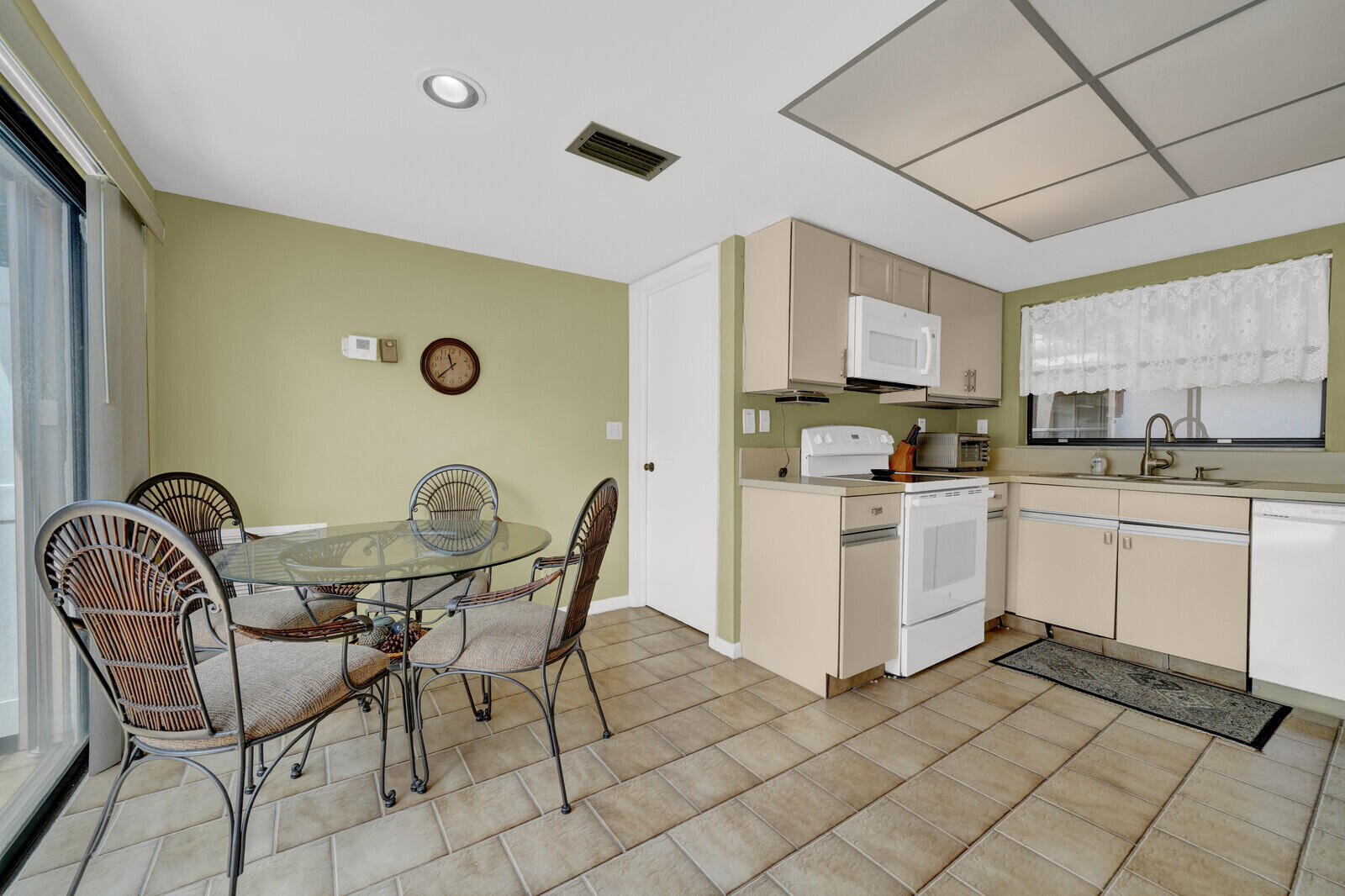 5569 Lakeview Mews Drive