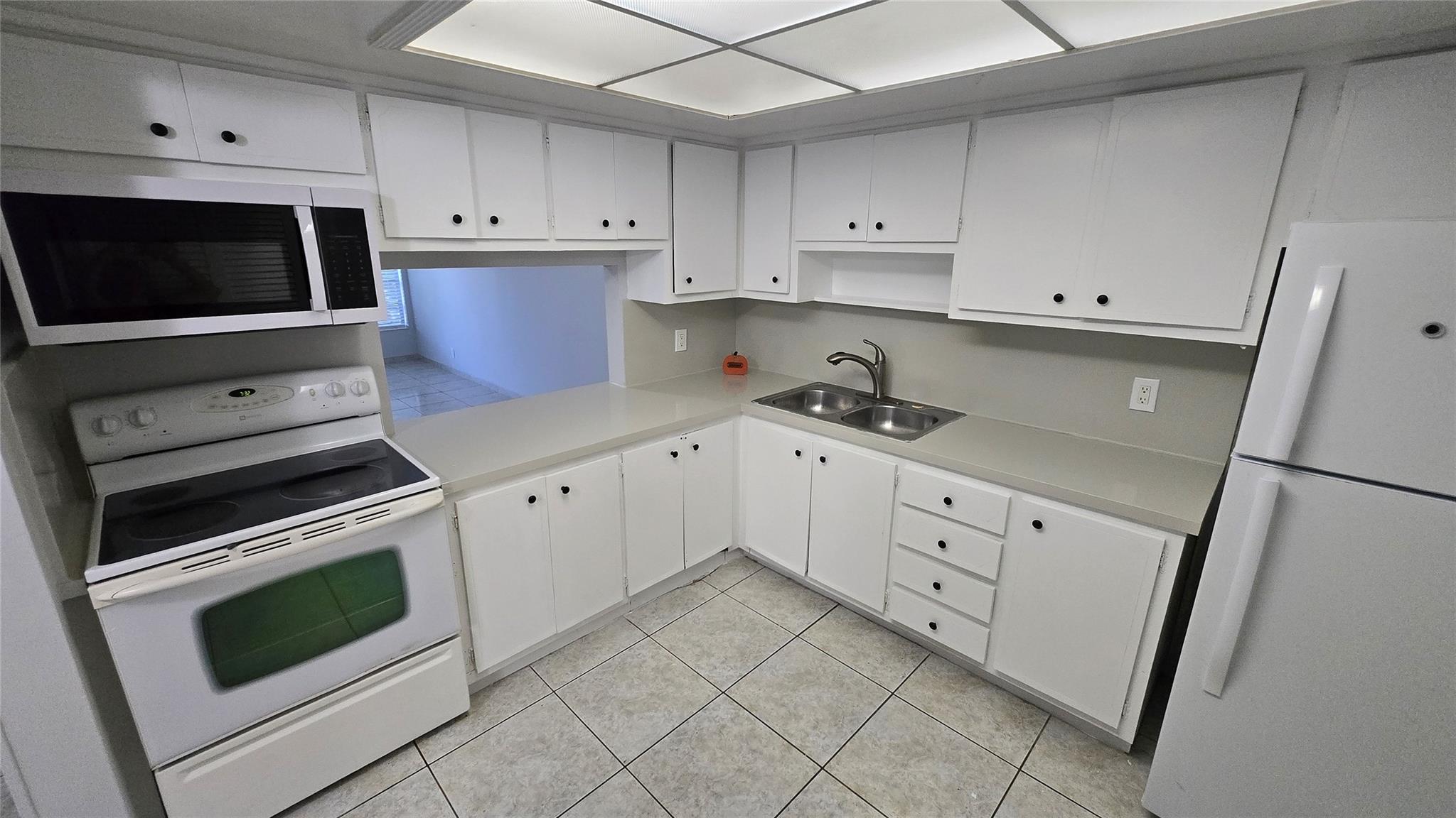 MOVE-IN with ONLY 2 MONTHS !!! 1 bedroom and 1,5 bathroom unit, tile flooring throughout the unit, spacious bedroom an living room, screened balcony! Very bright and spacious. Fenced community, Lobby intercom, laundry facilities and elevator!! It's located in a very convenient area, close to Schools, Restaurants, Shops, and transportation. This unit will not last! As per Condo Association, limit of 2 persons in a 1 bedroom unit. IMPORTANT: The landlord mandates payment for the first month's rent, last month's rent, and a security deposit (totaling 3 months' rent). If you are unable to pay the full amount upfront, you can pay the 1st month's rent and sec. deposit upon moving in. The last month's rent can be divided into 6 installments, payable with subsequent rent payments