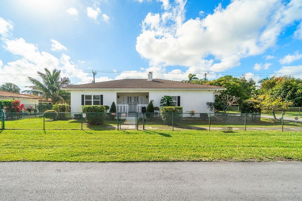 Photo of 611 SW 8 Street, Hallandale Beach, FL 33009 (MLS # R11059698)
