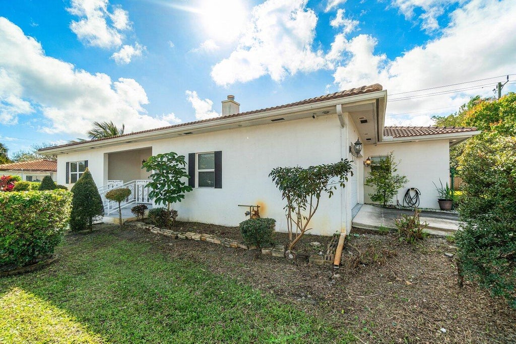 Photo of 611 SW 8 Street, Hallandale Beach, FL 33009 (MLS # R11059698)
