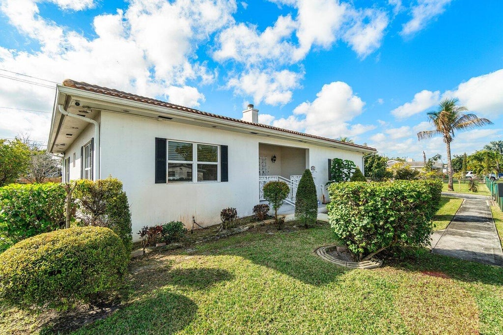 Photo of 611 SW 8 Street, Hallandale Beach, FL 33009 (MLS # R11059698)