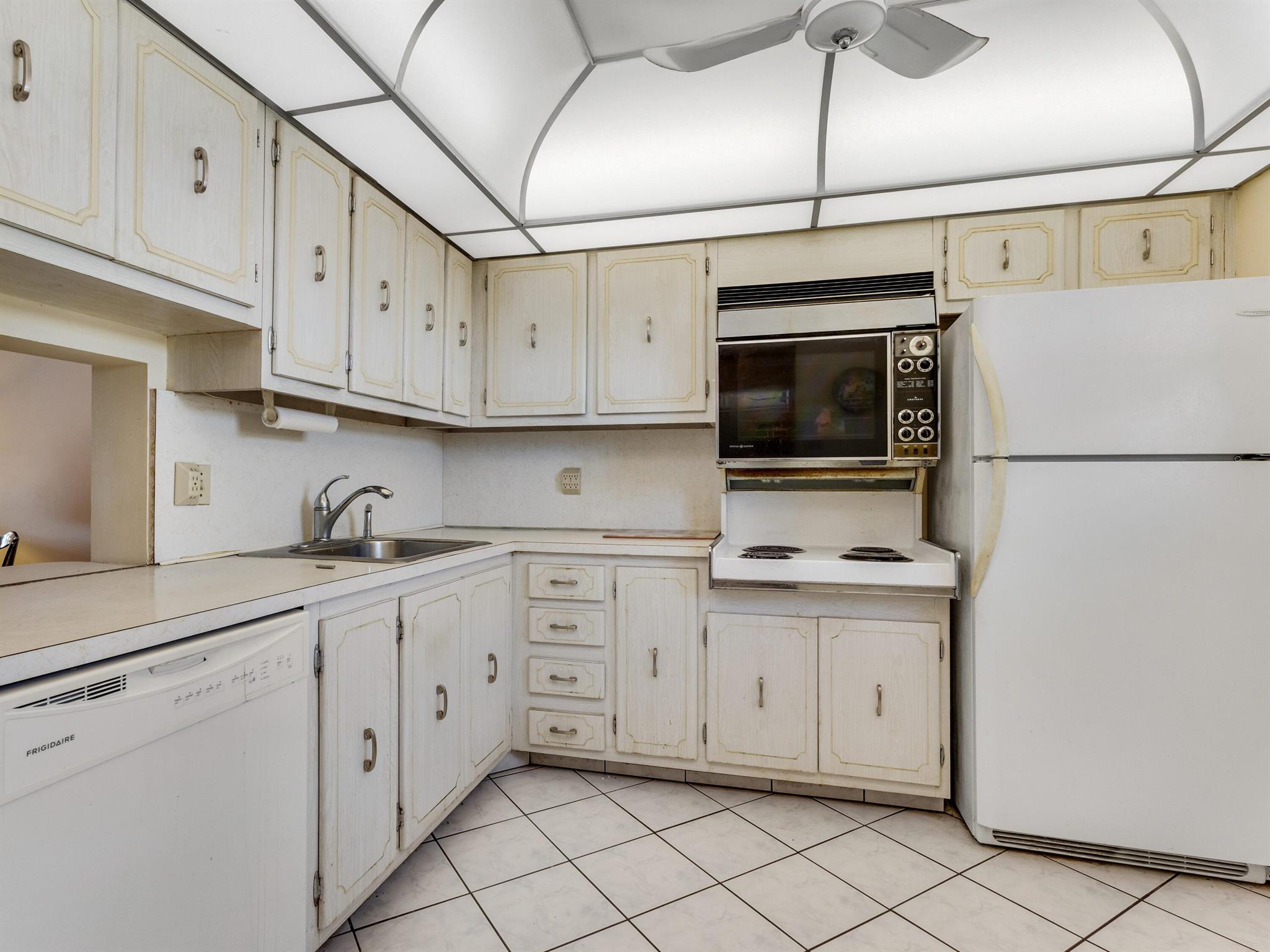 VILLAGE ROYALE GREENWOOD - Residential Lease