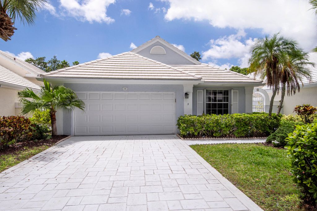Photo of 3 Blenheim Court, Palm Beach Gardens, FL 33418 (MLS # R11041435)