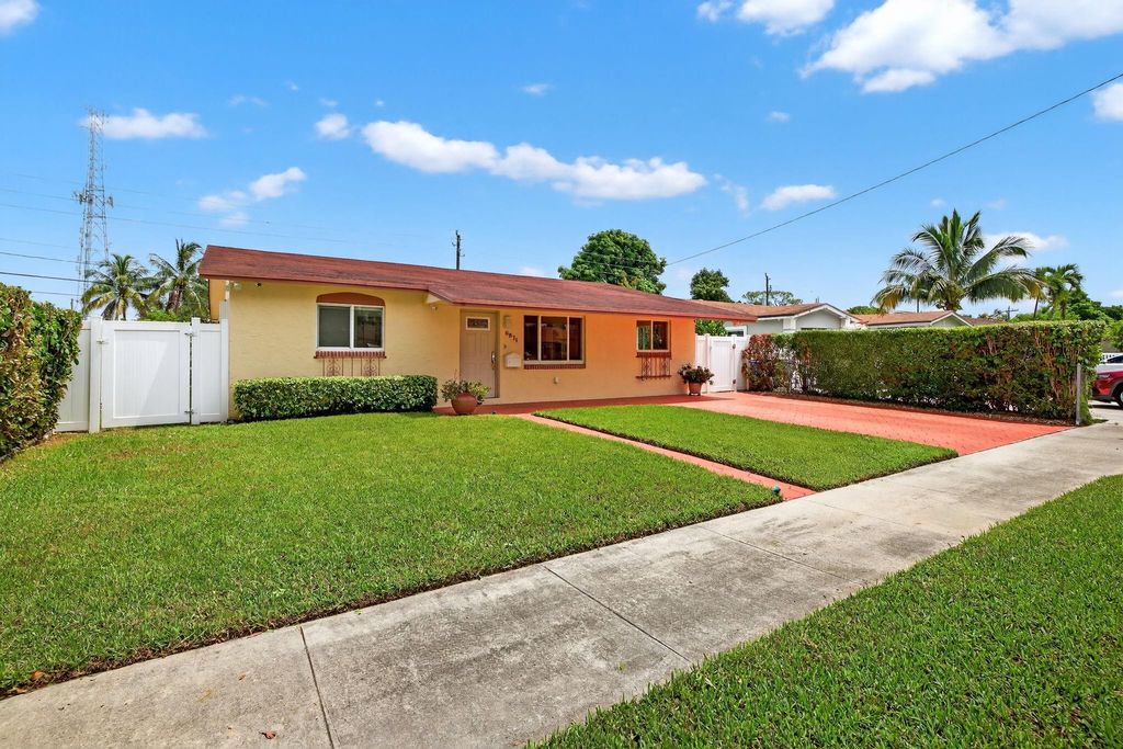 Photo of 6871 Liberty St, Hollywood, FL 33024 (MLS # F10515294)