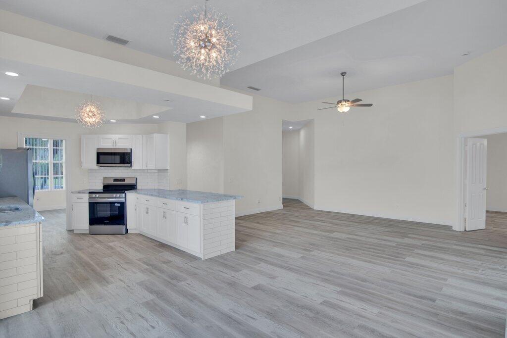 324 NW Bentley Circle