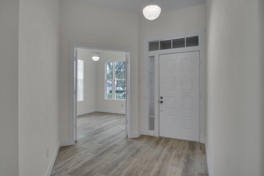 324 NW Bentley Circle