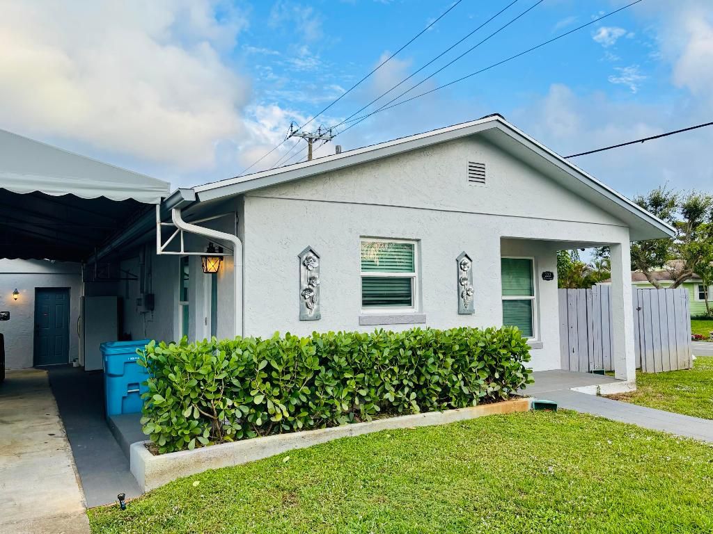 Photo of 222 SE 3rd Street, Boynton Beach, FL 33435 (MLS # R11101677)