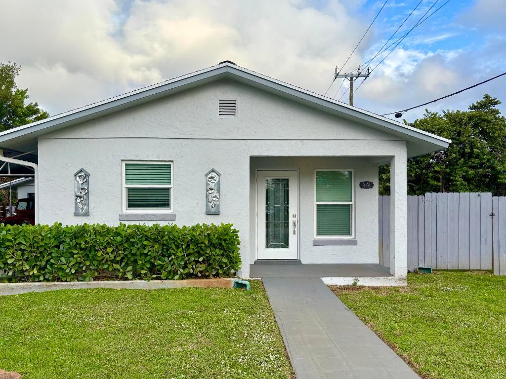 Photo of 222 SE 3rd Street, Boynton Beach, FL 33435 (MLS # R11101677)