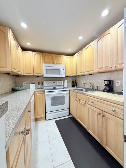 Tiny photo for 43 TILFORD C, Deerfield Beach, FL 33442 (MLS # B26084160)