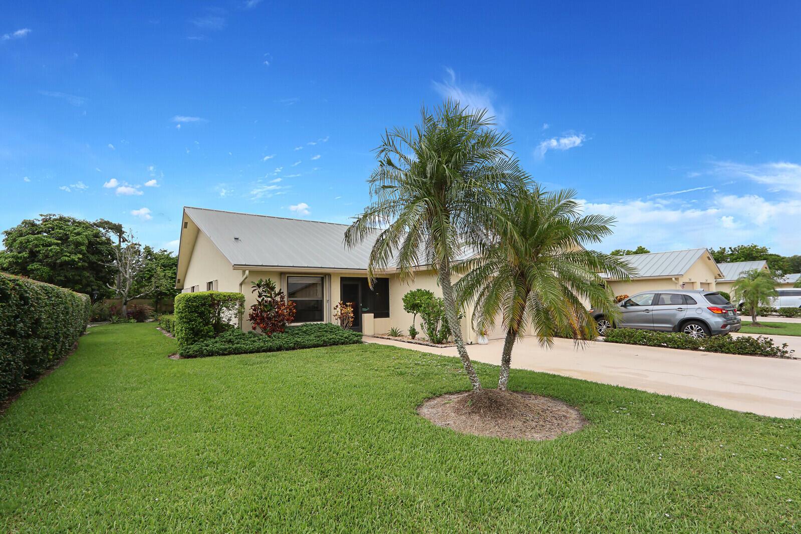 7655 SE Sugar Sand Circle, Hobe Sound, FL, 33455/$379,500 2 7655 SE Sugar Sand Circle