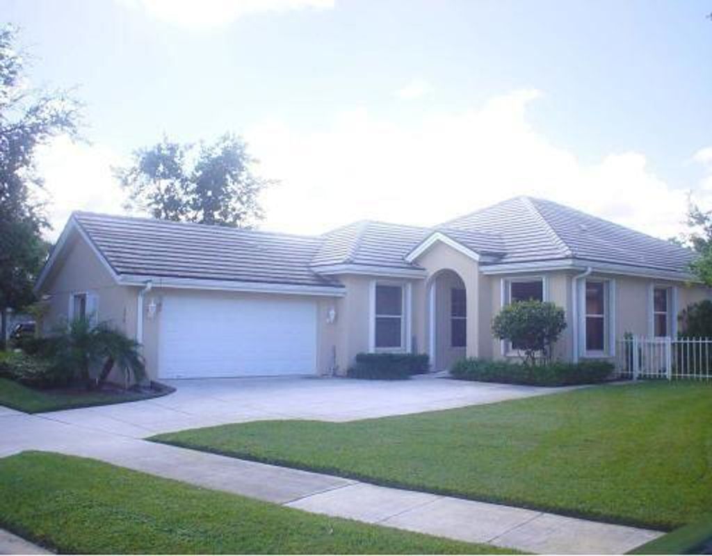 Photo of 246 Hampton Place, Jupiter, FL 33458 (MLS # R10835565)
