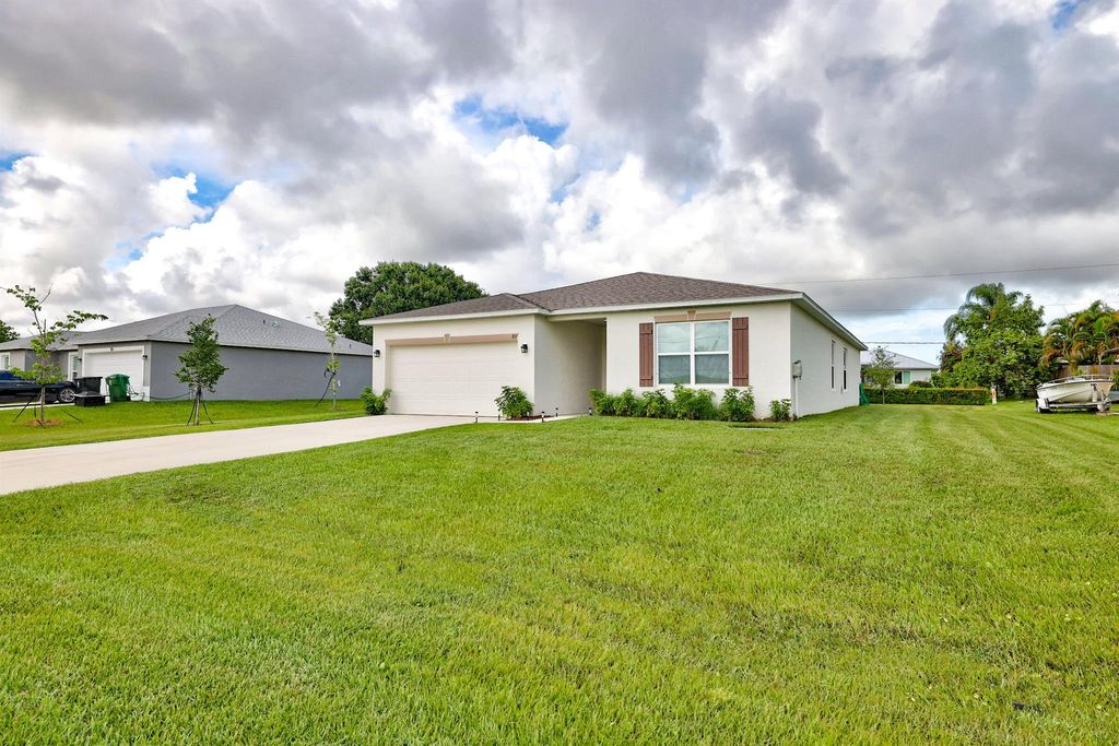 Photo of 811 SE Seahouse Drive, Port St Lucie, FL 34983 (MLS # R10894822)