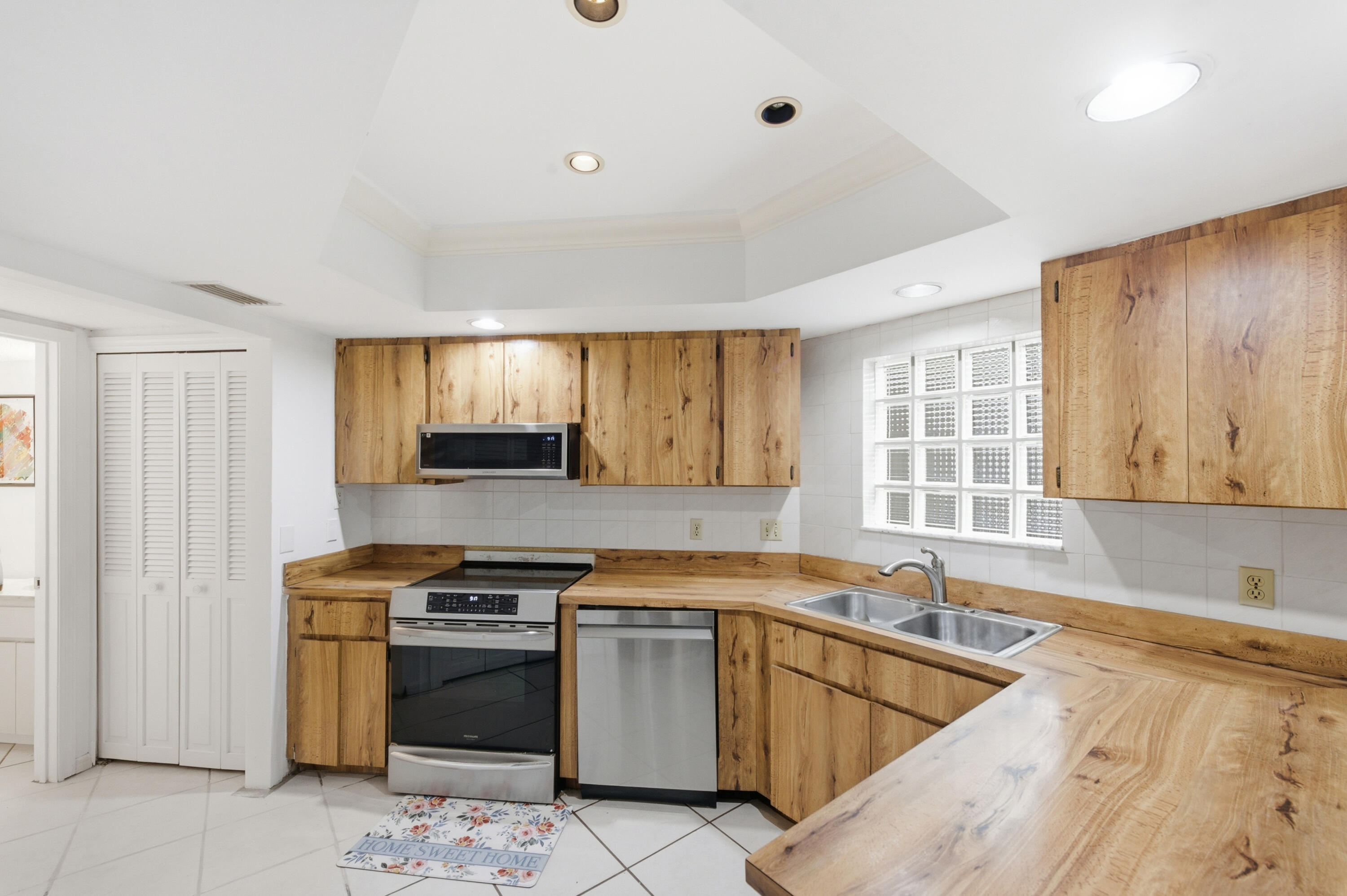 WEYBRIDGE TOWNHOMES PH II - Residential