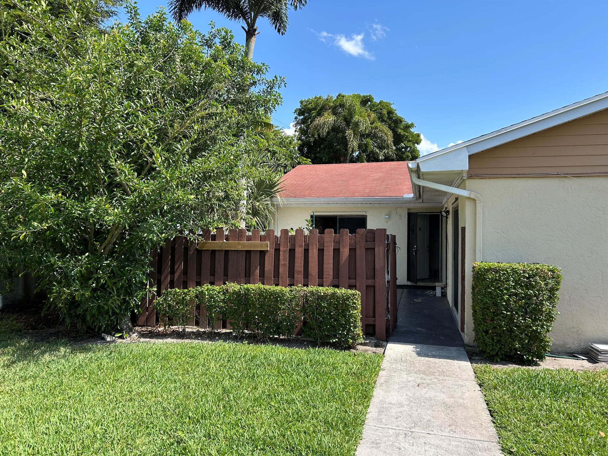 Discover your dream home!presents a stunning 2 Bed / 2 Bath townhouse in West Palm Beach, FL, now available for just $2,300 Don't miss this incredible opportunity--schedule your viewing today!🏡 Property Highlights Modern Upgrades: Brand new AC unit installed in March 2023. New washer/dryer, oven, and dishwasher added in 2024. Both bathtubs have been refinished. Spacious Layout: Open floor plan encompassing the living room, dining area, and fully equipped kitchen. Community Amenities: HOA community featuring a pool, basketball court, and mailbox in front of the property. In-unit laundry and central AC. Pet-Friendly: Dogs under 50 lbs are welcome. MOVE-IN READY‼️‼️⸻⭐ Great School DistrictLocated in the Palm Beach Co
