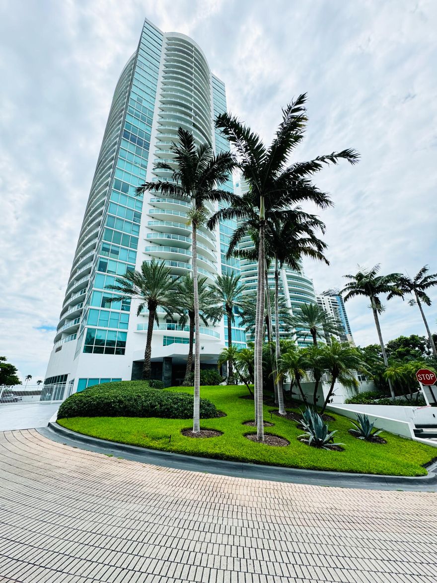 Enjoy beautiful views of Miami and Brickell from this 2-bed / 2-bath residence at Skyline, one of the most desirable and established buildings in Brickell. Ideally located just steps from the entrance to Key Biscayne, with easy access to I-95 and minutes from Coconut Grove. Skyline is widely recognized for its privacy, accessibility, and overall value, making it one of the best buildings in the area. The unit includes two assigned covered parking spaces and a storage unit. The building features excellent amenities, including a swimming pool and spa, tennis court, fitness center, convenience store, valet service, and 24-hour gated security. Competitively priced for today's market. Showings by appointment only by contacting the Co-listing agent, José Luis Herrera. Prime location! 2-bed, 2-bath residence at Skyline in Brickell, just steps from the entrance to Key Biscayne, with easy access to I-95 and minutes from Coconut Grove.
