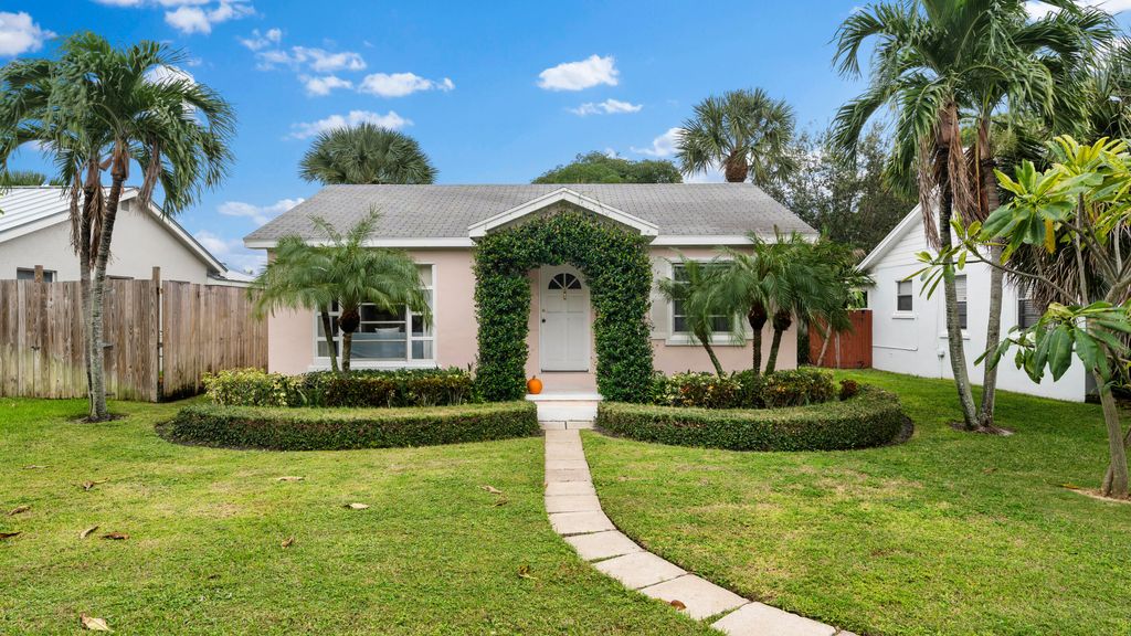Photo of 811 NE 7th Avenue, Delray Beach, FL 33483 (MLS # R11034723)