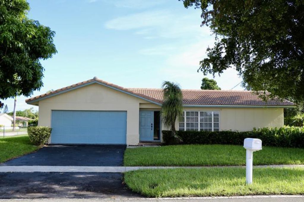 Photo of 9 Burning Tree Lane, Boca Raton, FL 33431 (MLS # R11079137)
