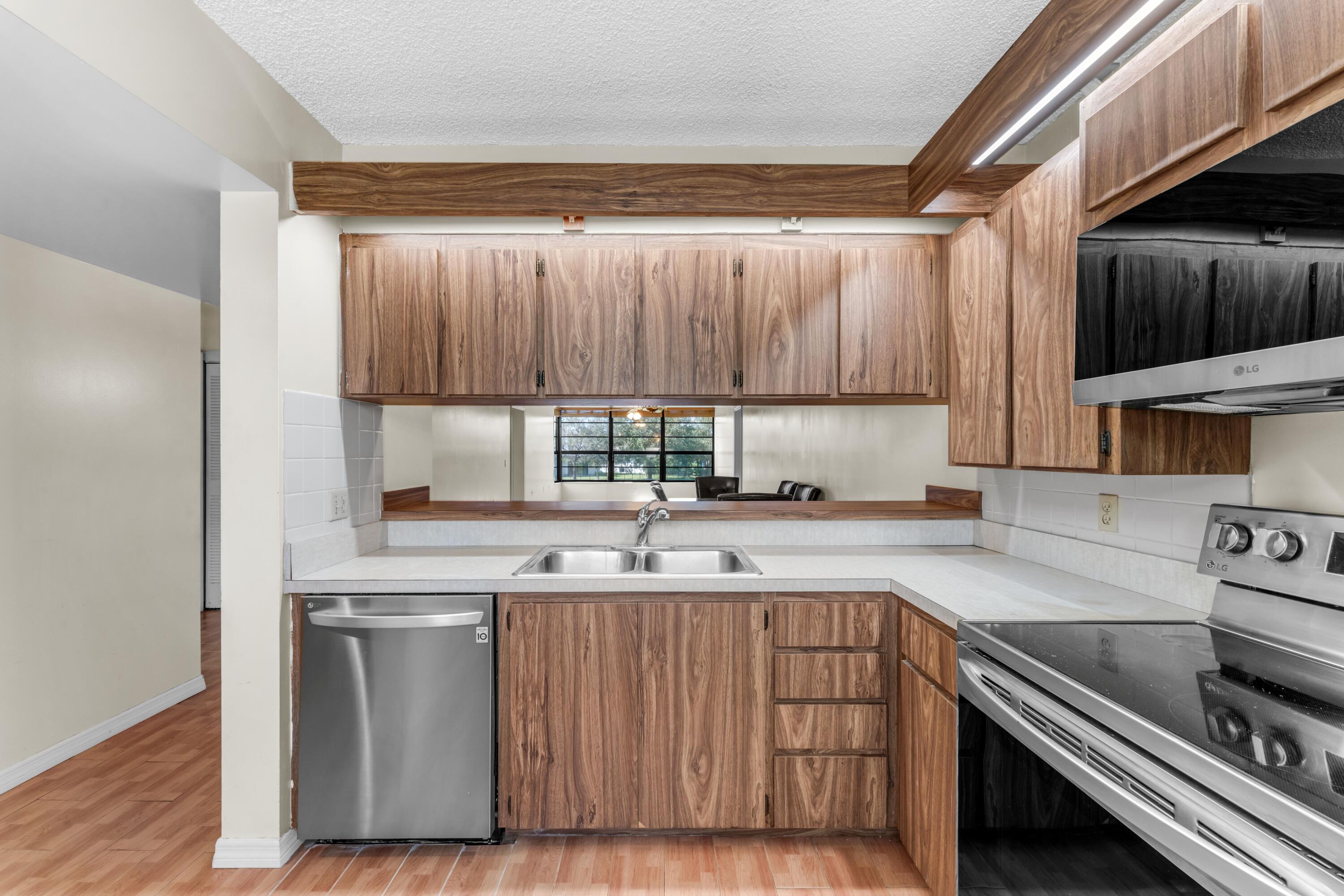 WHITEHALL CONDO OF THE LANDS OF THE PRESIDENT - Residential