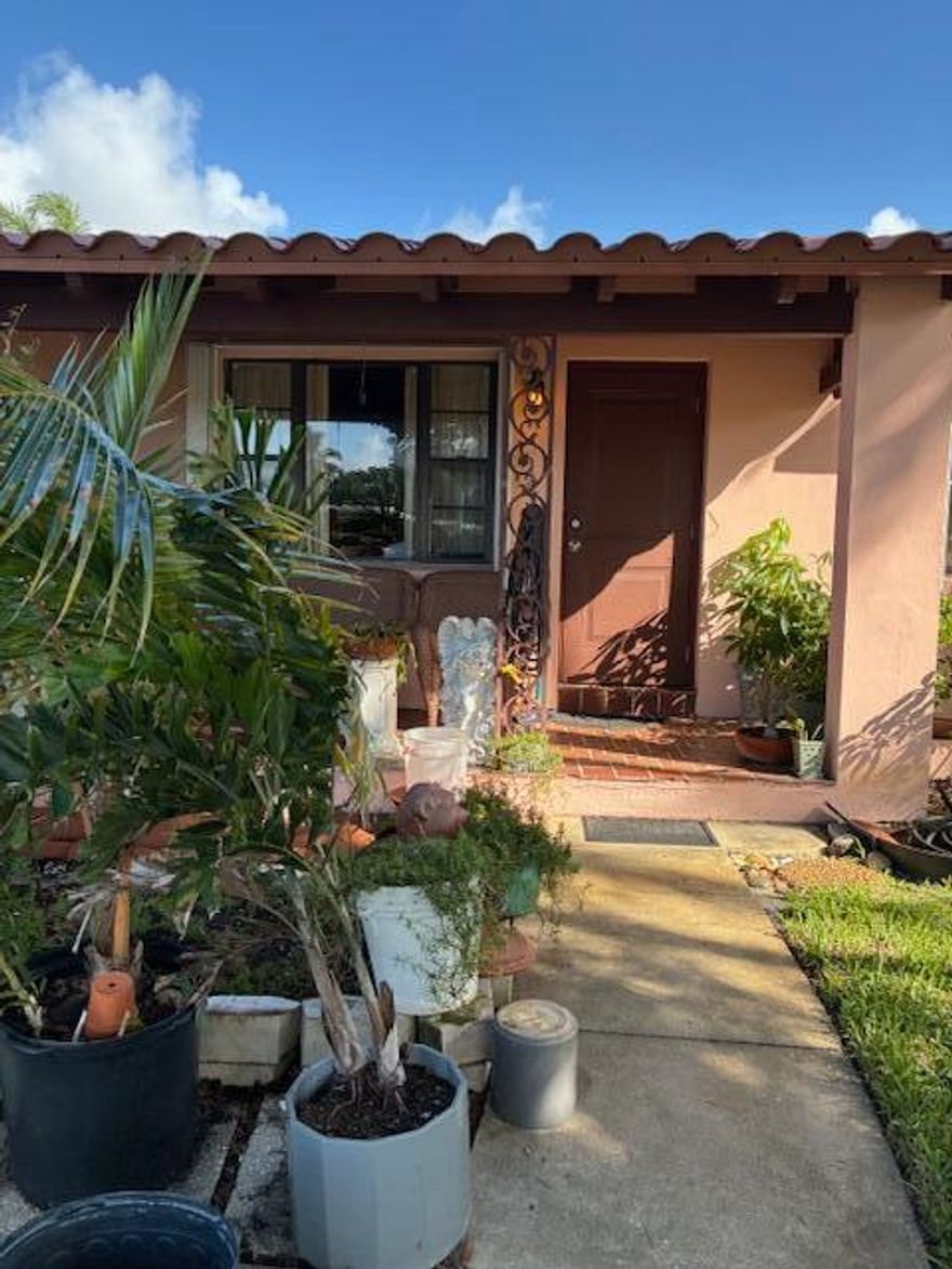 GREAT INVESTMENT PROPERTY CCOMMERCIAL ON WEST AND RESIDENTIAL ON EAST, MOTEL ACROSS STREET
OR MAKE ONE SINGLE FAMILY HOUSE,
2 NEW 2.5 TON AC UNITS INSTALLED JUNE 2025, WITH WARRANTY, LARGE PATIO ON SIDE OF HOUSE,   VACANT LOT NEXT STORE ALSO INCLUDED EQUALLING 15,682 SQ FT (.38 ACRES)OF BUILDABLE LAND
 FILLED WITH MANY TROPICAL TREES, AND FLOWERS  

*** OWNER NOT RENTING OUT LIVES IN ONE SIDE AND FAMILY MEMBER IN OTHER**