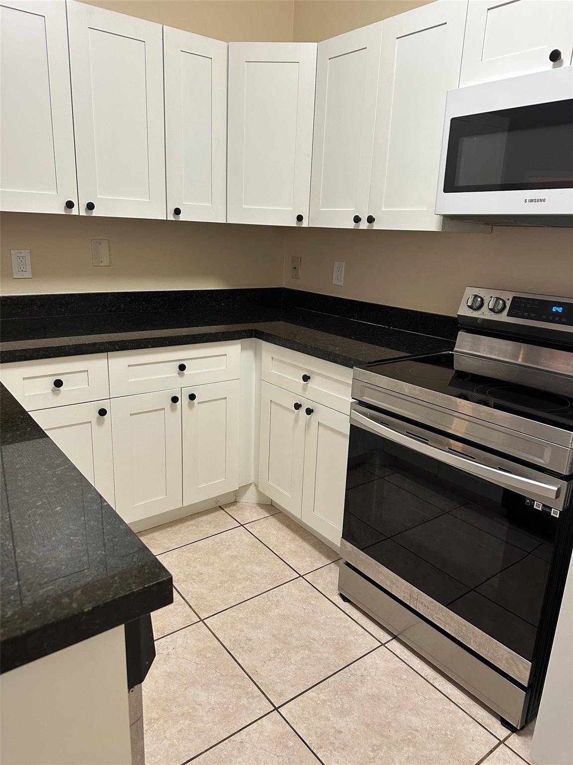 La Hacienda Country Club – a gated, guarded community.
1 bedroom, 1 full bathroom.
Approximately size 782 sq ft.
Renovated Interiors: Features tile flooring, vaulted ceilings, modern light fixtures, updated kitchen and bathroom, and newer appliances Washer and dryer included in-unit .
Parking: One assigned parking space included