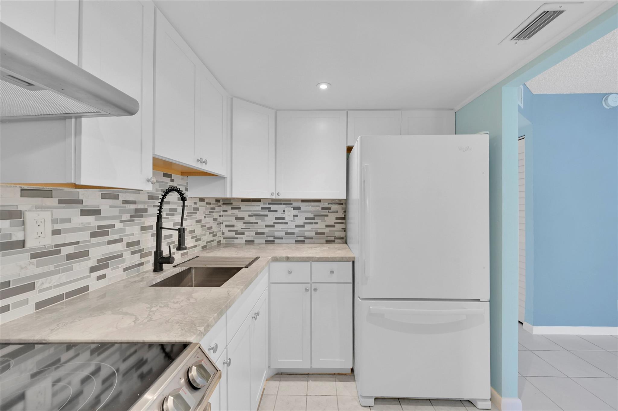 55+ COMMUNITY, THIS TURN KEY READY UNIT IS ON THE 1st FLOOR, WELL KEPT BUILDING #112. 55+ COMMUNITY IS VERY QUIET AND WELL-KEPT AND HAS AN EXTREMELY ACTIVE CLUBHOUSE. GARDEN VIEW , UPDATED KITCHEN AND BATHROOM. ALL TILE, NEWER AIR CONDITIONER. IT IS LOCATED RIGHT NEXT TO A SATELLITE YEAR-ROUND CLUBHOUSE. THIS COMMUNITY INCLUDES A COURTESY BUS THAT TAKES YOU ON A SHORT RIDE TO MANY PLACES. MAINTENANCE INCLUDES FREE GOLF, GYM, TENNIS, SHOWS, MOVIES, STATE-OF-THE-ART FITNESS CENTER, OUTSIDE & INSIDE POOLS.
***GUARANTOR ACCEPTED IN THIS BUILDING***