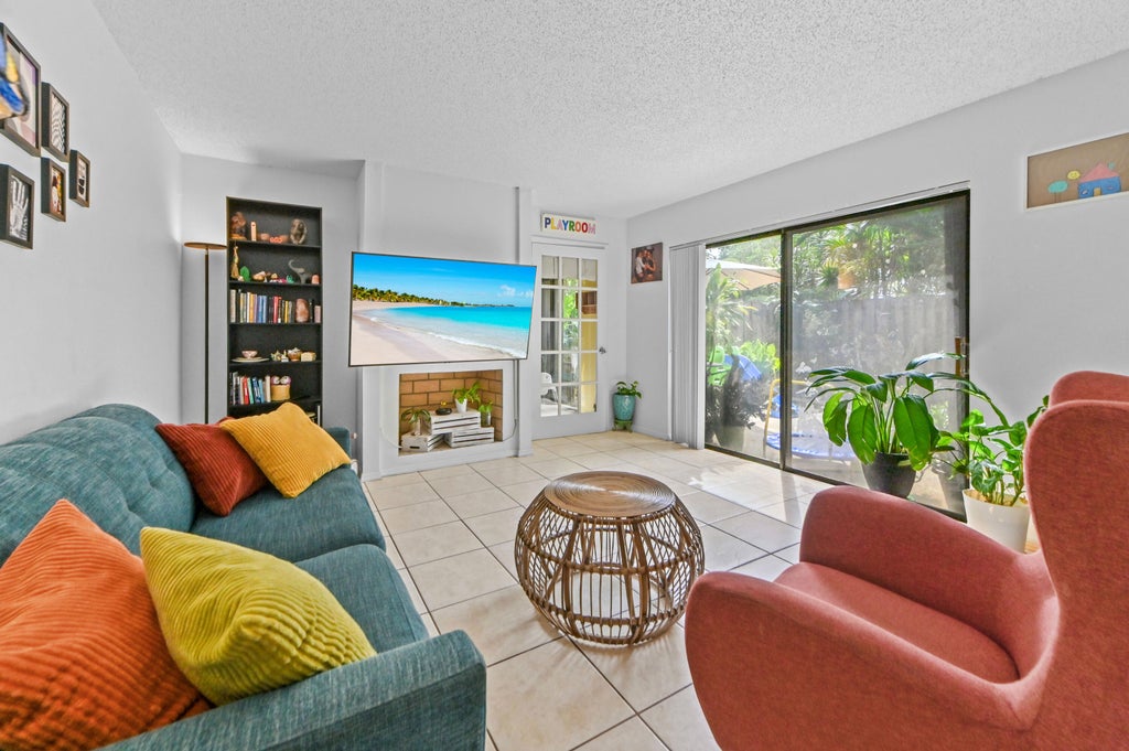 Photo of 824 Springdale Circle, Palm Springs, FL 33461 (MLS # B26089035)