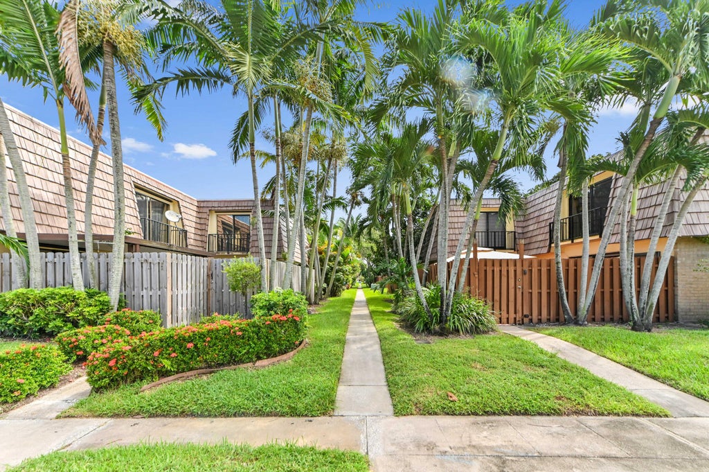 Photo of 824 Springdale Circle, Palm Springs, FL 33461 (MLS # B26089035)