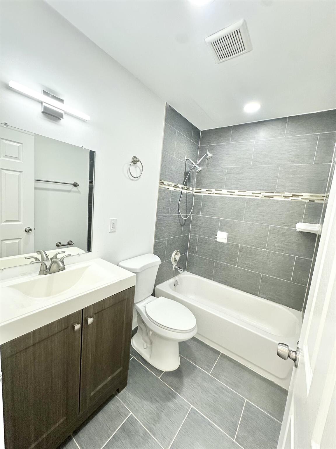 TIFFANY LAKE COND PHASE T - Residential Lease