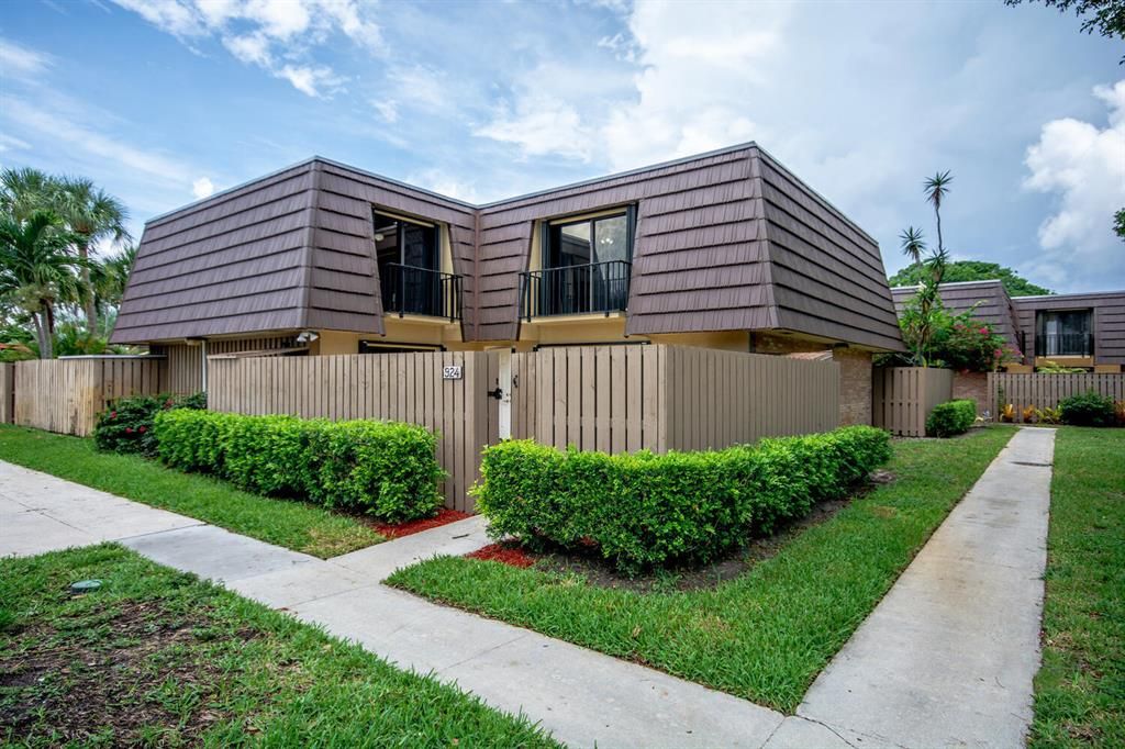 Photo of 924 9th Court, Palm Beach Gardens, FL 33410 (MLS # R10742030)